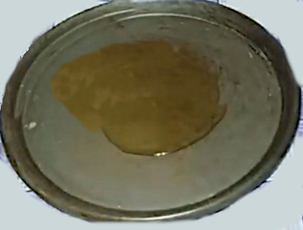 Versare Olio nella teglia dove preparare la torta di ceci