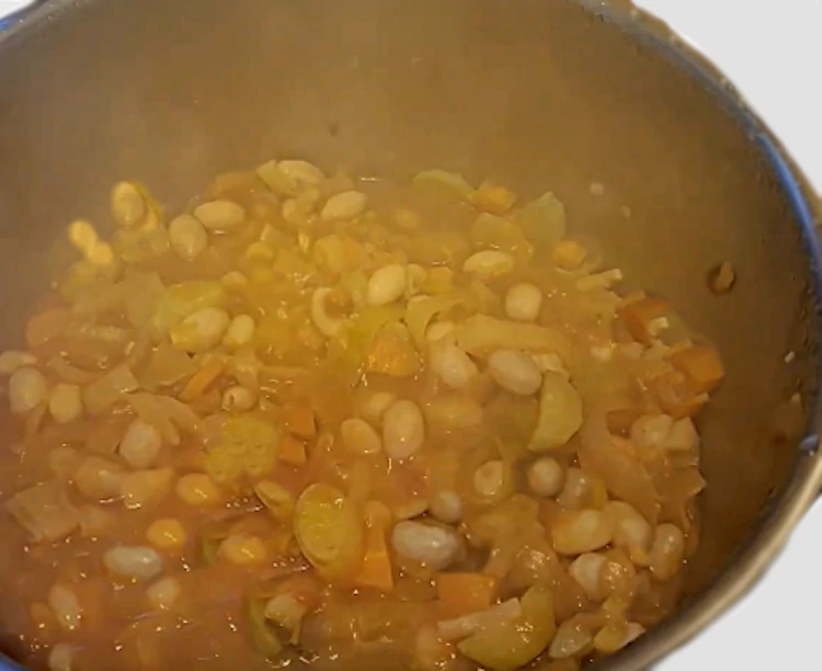 Preparazione soffritto minestra di fagioli